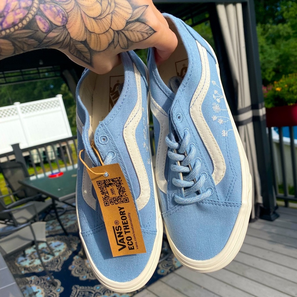 NWT Women’s VANS sneakers 6.5 Light Blue White Embroidered Flowers Old Skool